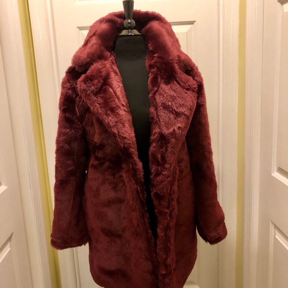 🔥SOLD🔥Cozy Hot **NEW**Faux Fur Coat - Picture 4 of 7